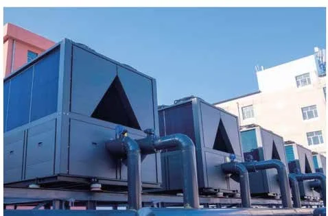 Pompe di calore commerciali sul tetto di un edificio