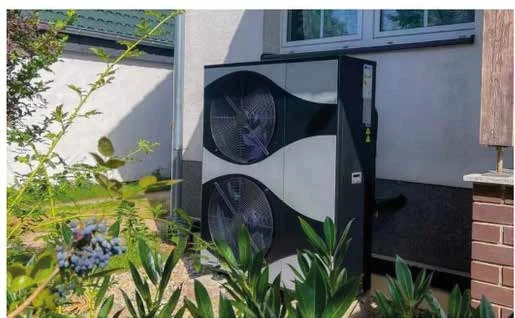 Pompa di calore in un giardino fiorito