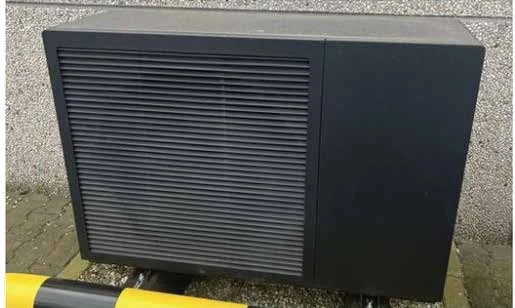 Unità esterna nera su un piazzale