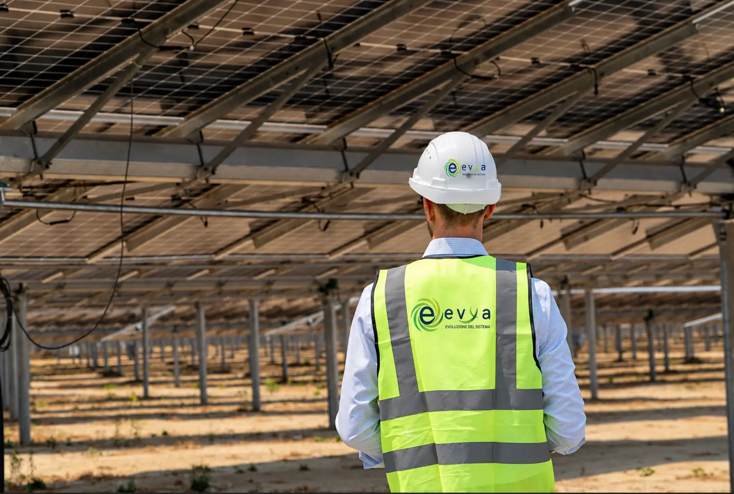 Tecnico EVYA in un impianto fotovoltaico a terra